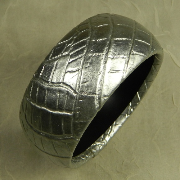 Silver Croc Embossed Faux Leather Wide Bangle Bracelet Old Money Stealth Wealth - Picture 1 of 5